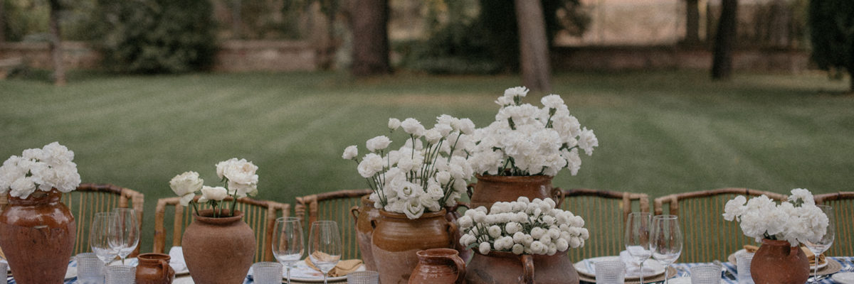 Mesa de Boda Vichy finca San Marcos flores blancas jarrones barro