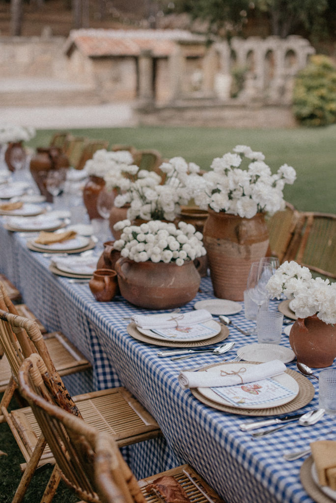 mesa vichy azul y blanca en boda en finca San Marcos